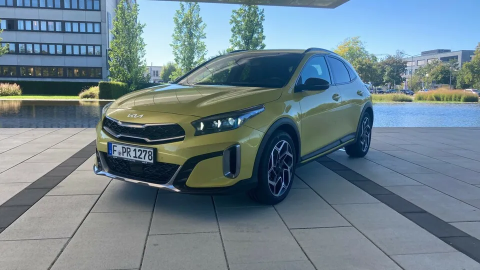 Facelift für den Kia X Ceed. Das Design-Update ist besonders gut an der neu gestalteten Frontpartie zu erkennen.