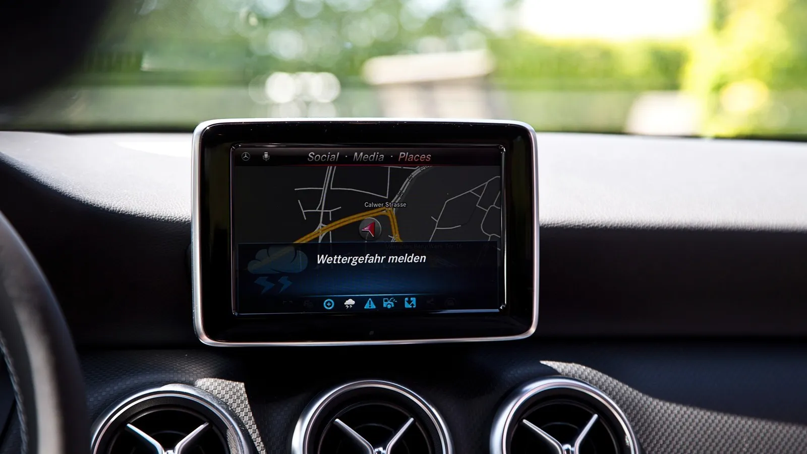 Car-to-X Kommunikation bei Mercedes-Benz Wettergefahr melden 

Mercedes-Benz brings Car-to-X technology to the roads