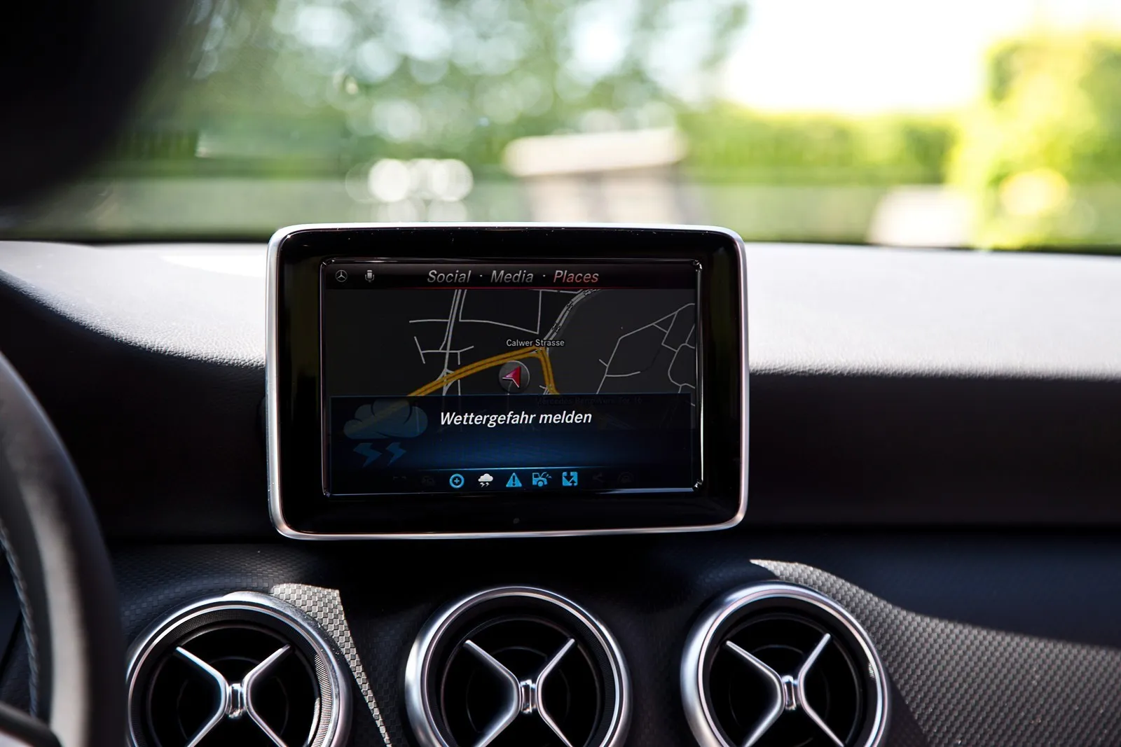 Car-to-X Kommunikation bei Mercedes-Benz Wettergefahr melden 

Mercedes-Benz brings Car-to-X technology to the roads