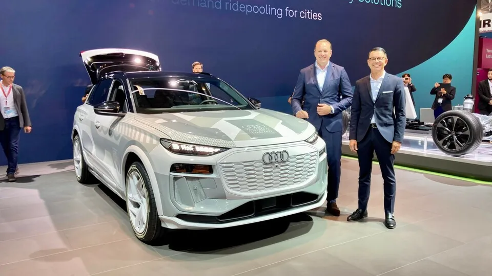 Stefan N. Quary, Deutschland-Vertriebschef bei Audi (r.), und Großkunden-Vertriebschef Carsten Kortüm vor der Studie des neuen Audi Q6 e-Tron auf der IAA Mobility 2023. Die Serienversion des Elektro-SUVs prädentiert Audi Ende des ersten Quartals 2024.