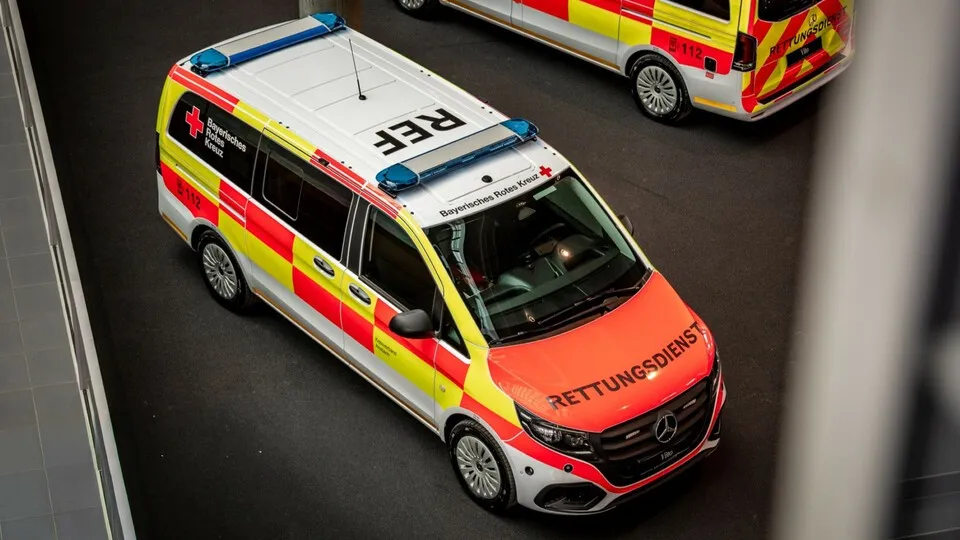 Mercedes-Benz übergab am 22. Januar 2026 sechs Rettungsfahrzeuge an das Bayerische Rote Kreuz.