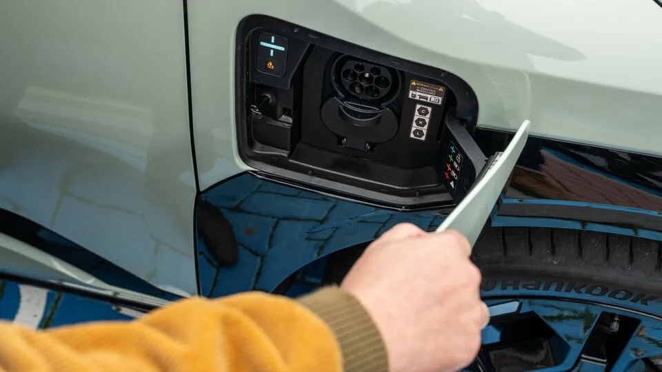 Viele E-Autonutzer haben eine öffentliche Ladesäule in der Nähe. Das beeinflusst ihr Ladeverhalten.