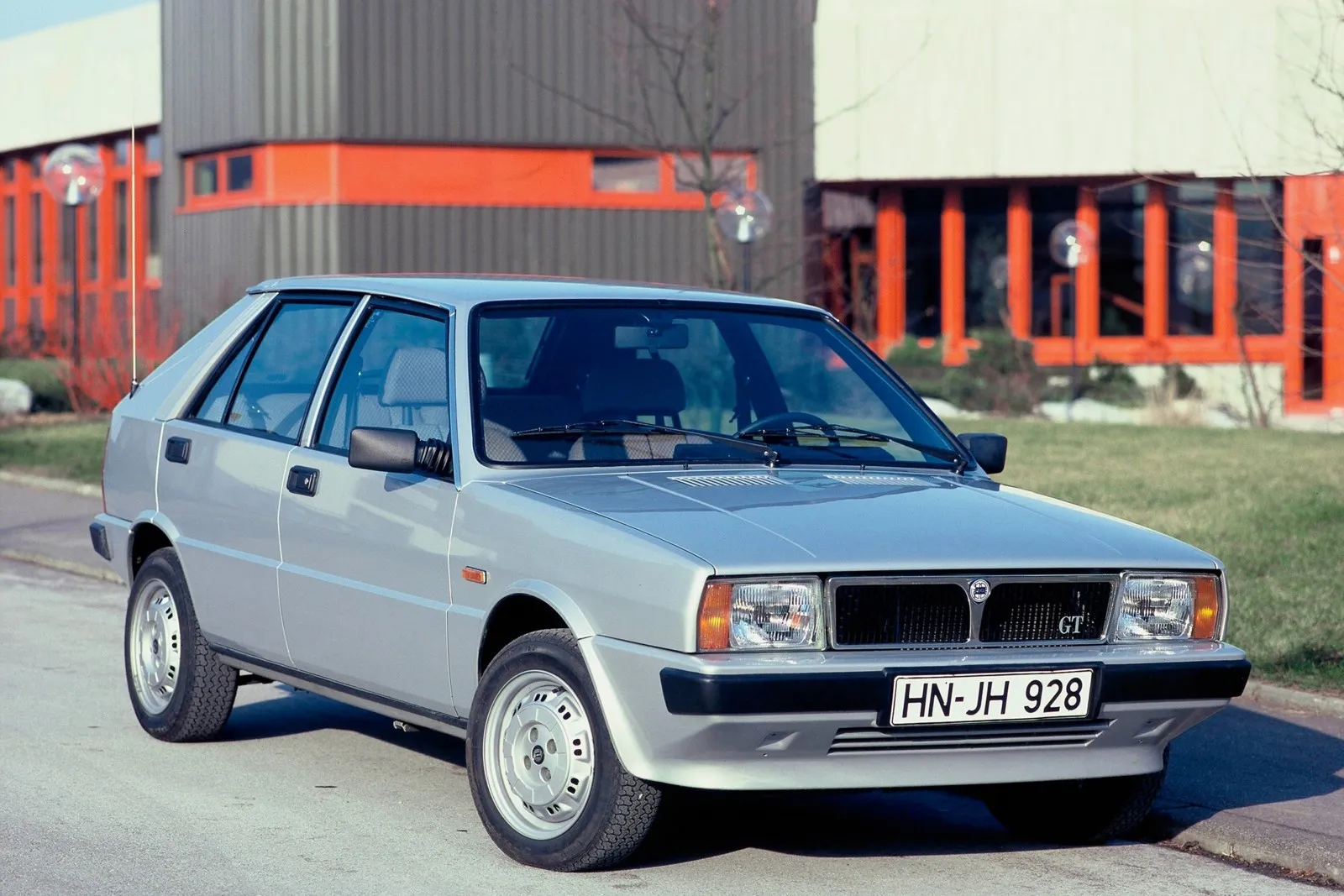 Ihr Renommee zehrt die italienische Premiummarke vor allem aus dem Delta (im Bild der erste Generation), der im Rallye-Sport zahlreiche Erfolge einfuhr.