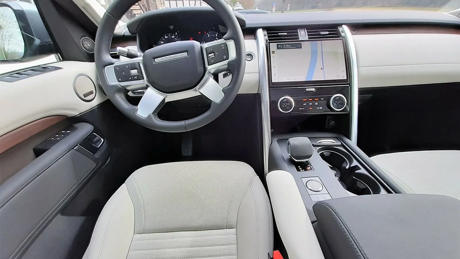 Auch der Discovery bekommt das neue Infotainmentsystem mit 11,4 Zoll großem Touchscreen-Monitor.
