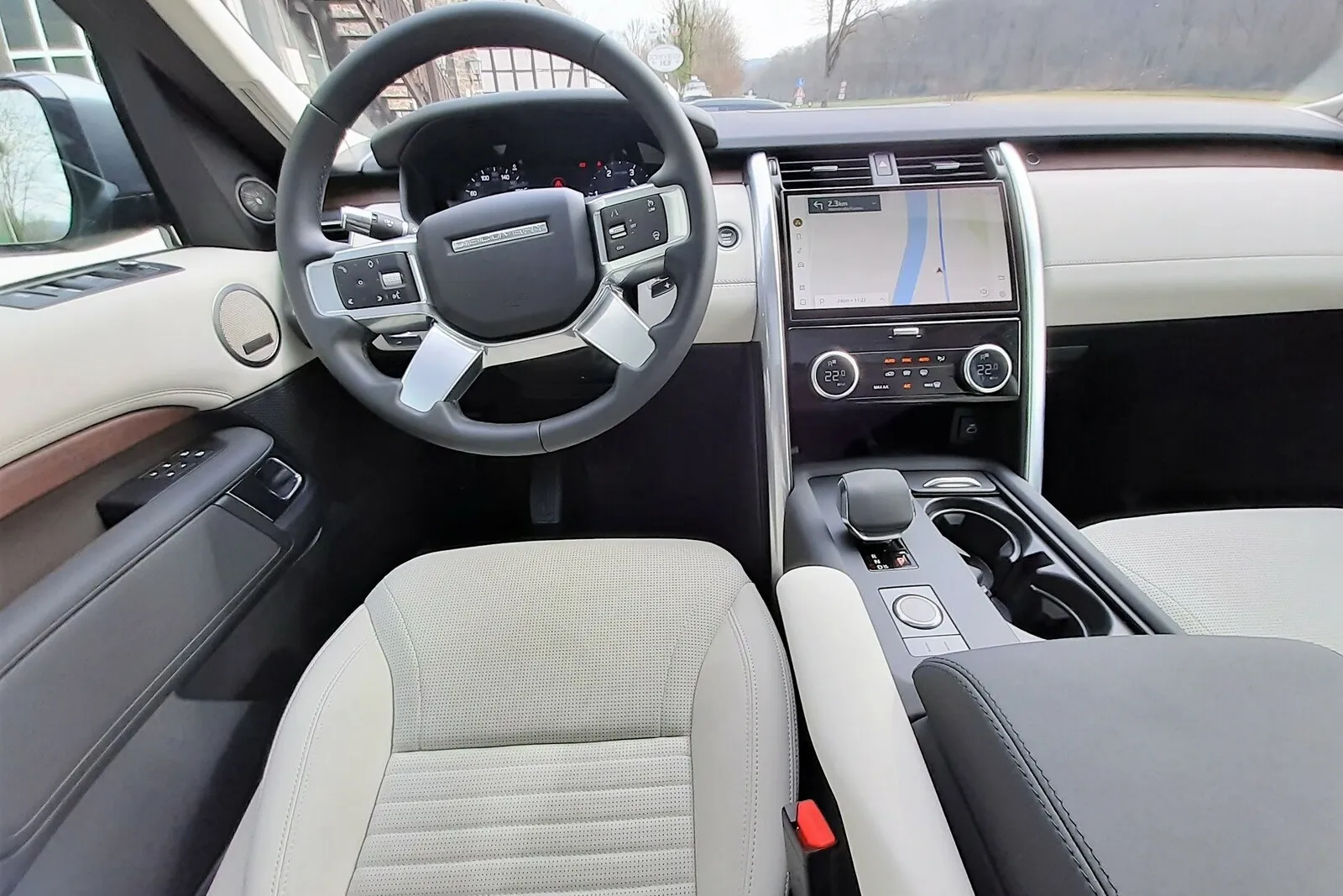 Auch der Discovery bekommt das neue Infotainmentsystem mit 11,4 Zoll großem Touchscreen-Monitor.