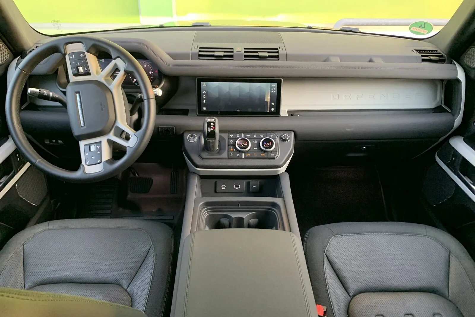 Fahrer und Beifahrer finden auf gut gepolsterten Sitzen mit gutem Seitenhalt bequem Platz. Insgesamt ist das Platzgefühl sehr gut, sowohl vorne als auch in der zweiten Sitzreihe.