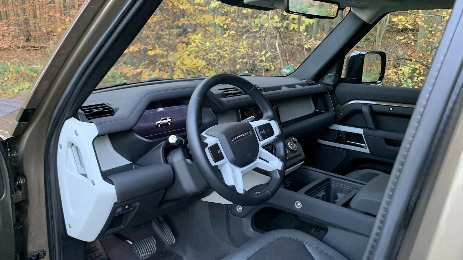 Die geländetaugliche Bodenfreiheit (1.972 mm bei Stahlfederung  und 1.967 mm, wie bei unserem Modell mit elektronisch geregelter Luftfederung) lässt das Einsteigen an das Erklimmen des Sitzes eines Transporters erinnern. Erleichtert wird der Einstieg durch die vielen Haltegriffe.