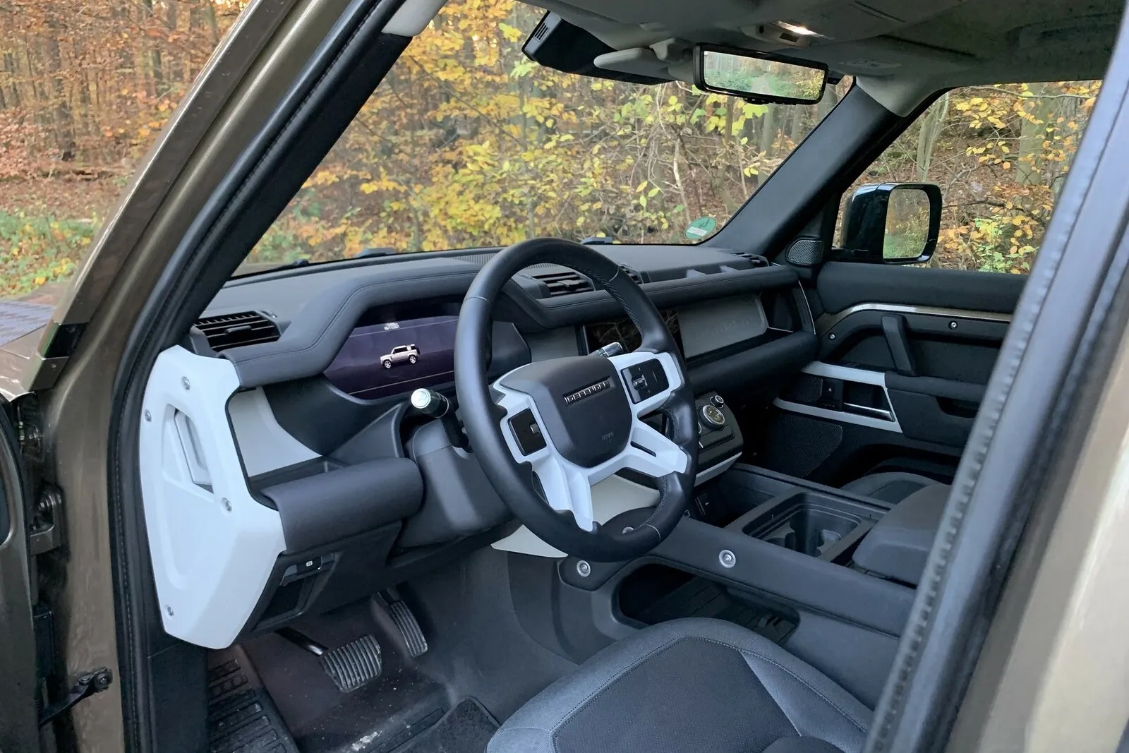 Die geländetaugliche Bodenfreiheit (1.972 mm bei Stahlfederung  und 1.967 mm, wie bei unserem Modell mit elektronisch geregelter Luftfederung) lässt das Einsteigen an das Erklimmen des Sitzes eines Transporters erinnern. Erleichtert wird der Einstieg durch die vielen Haltegriffe.