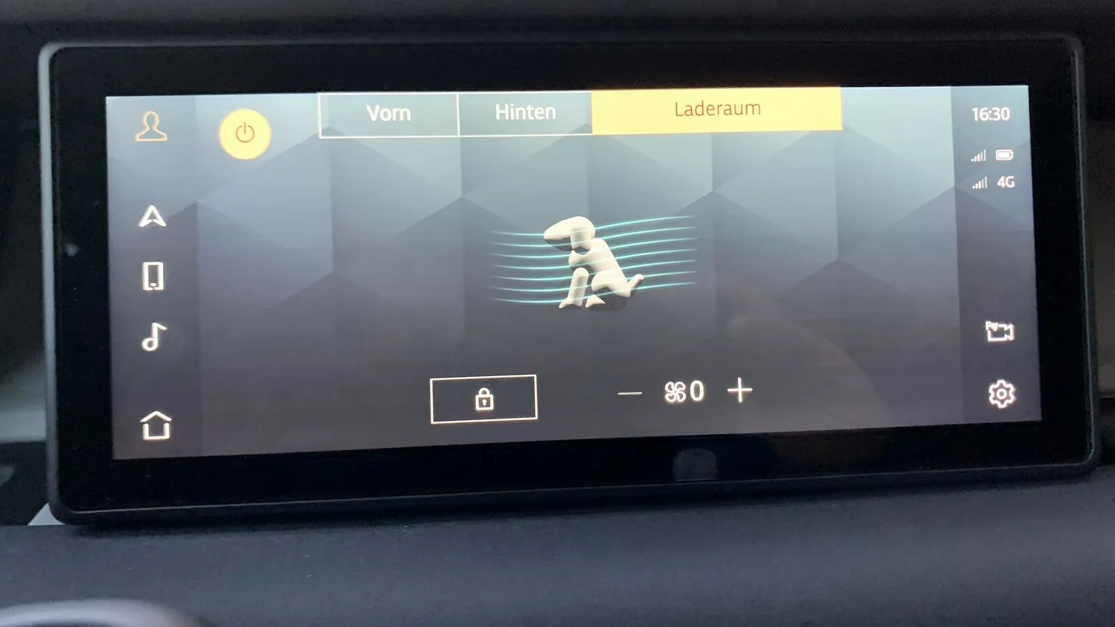 Die drei-Zonen-Klimaanlage im Land Rover Defender 110 kann auch bei abgestellten Fahrzeug den Laderaum angenehm temperieren.