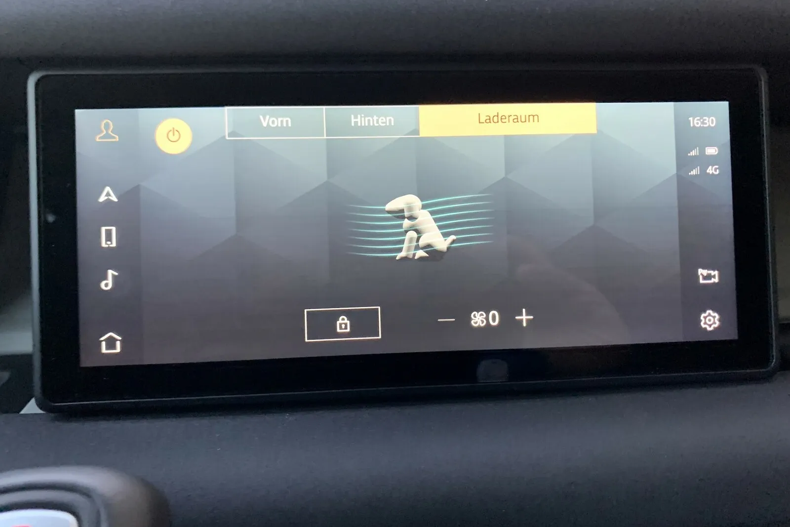 Die drei-Zonen-Klimaanlage im Land Rover Defender 110 kann auch bei abgestellten Fahrzeug den Laderaum angenehm temperieren.