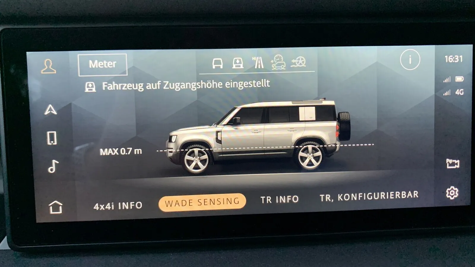 Eine Wasserfurt bis zu 90 Zentimeter Tiefe kann der Defender durchfahren. Ein Assistent misst permanent die Wassertiefe und schlägt bei Bedarf Alarm.