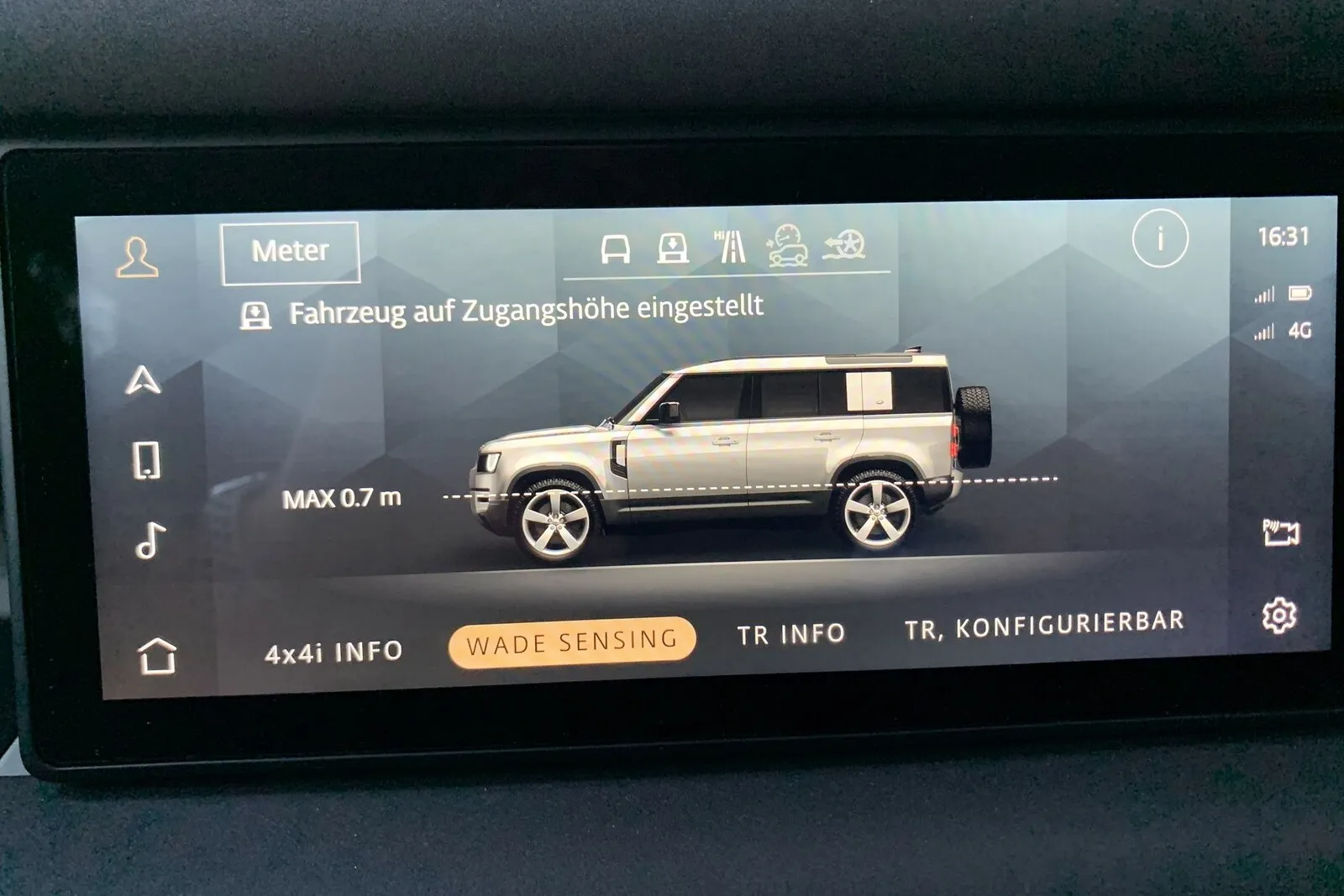 Eine Wasserfurt bis zu 90 Zentimeter Tiefe kann der Defender durchfahren. Ein Assistent misst permanent die Wassertiefe und schlägt bei Bedarf Alarm.