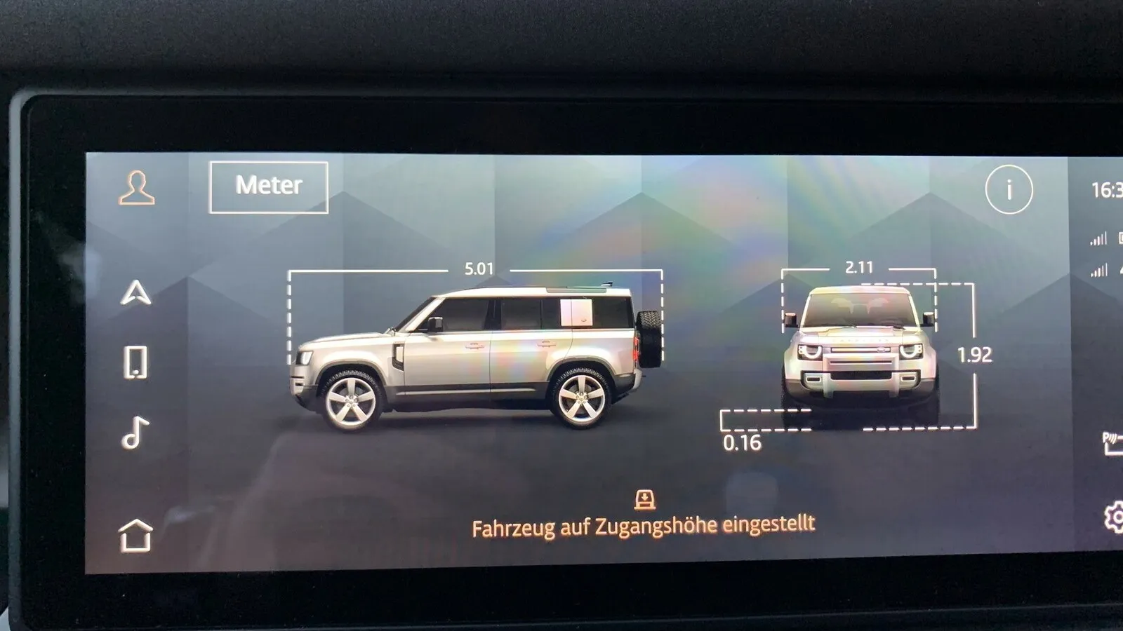 Schön gelöst ist die Möglichkeit, alle Außenabmessungen, inklusive Bodenfreiheit, in Abhängigkeit des aktuell gewählten Fahrwerkniveaus der Luftfederung, bequem über das Zentraldisplay abzurufen. Das ist nicht nur im Gelände ein Pluspunkt, sondern auch in manchen Parkhauseinfahrten oder Unterführungen.