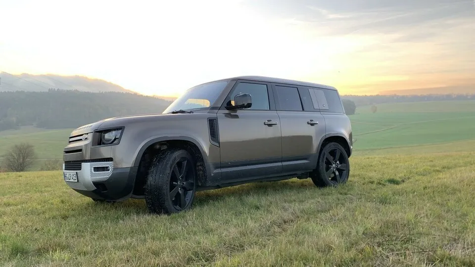 Land Rover Defender 110: Seine Daseinsberechtigung ist selbstredend. Der Defender ist kein SUV, sondern ein Spezialist für besondere Anlässe.