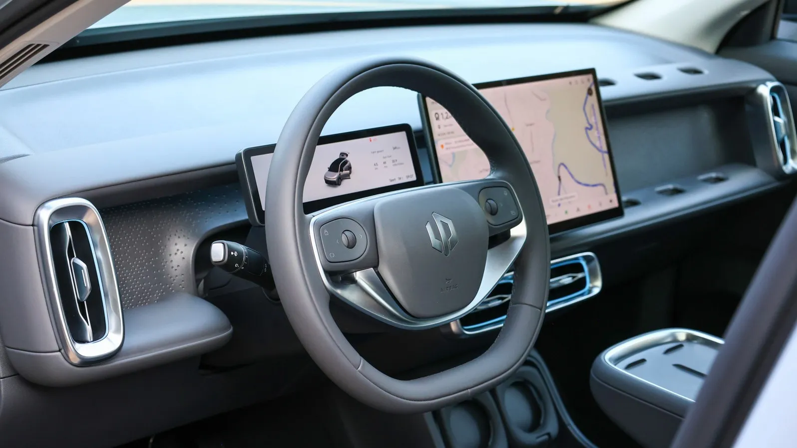 Ein 14,6-Zoll-Infotainment-Monitor mit hoher Auflösung ist das Herzstück des Interieurs, das lichtdurchflutet, funktional und wertig wirkt. Das 8,8-Zoll-Display hinter dem Lenkrad ist ebenfalls Serie. Das Navi dürfte aber gern etwas schneller und stabiler laufen.