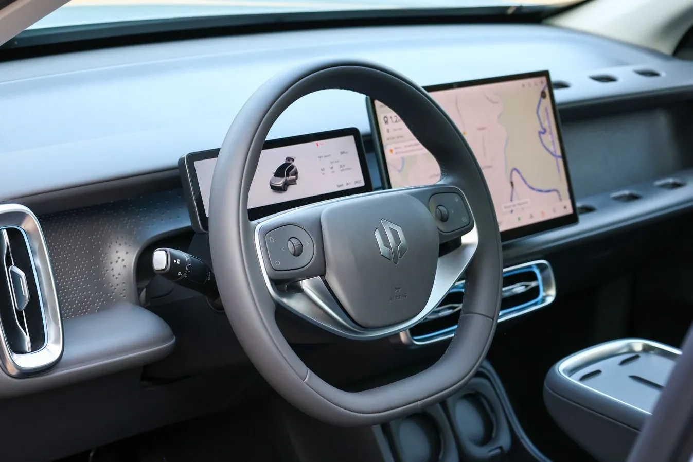 Ein 14,6-Zoll-Infotainment-Monitor mit hoher Auflösung ist das Herzstück des Interieurs, das lichtdurchflutet, funktional und wertig wirkt. Das 8,8-Zoll-Display hinter dem Lenkrad ist ebenfalls Serie. Das Navi dürfte aber gern etwas schneller und stabiler laufen.