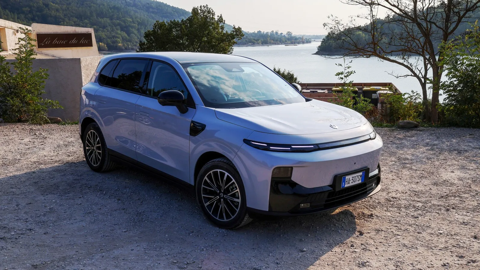 Das Design präsentiert sich klar und dynamisch, geprägt von eleganten Flächen, kompakten Proportionen und selbstbewusstem Auftritt. Auch Technik und Fahrverhalten des chinesischen E-SUV wissen zu Gefallen.