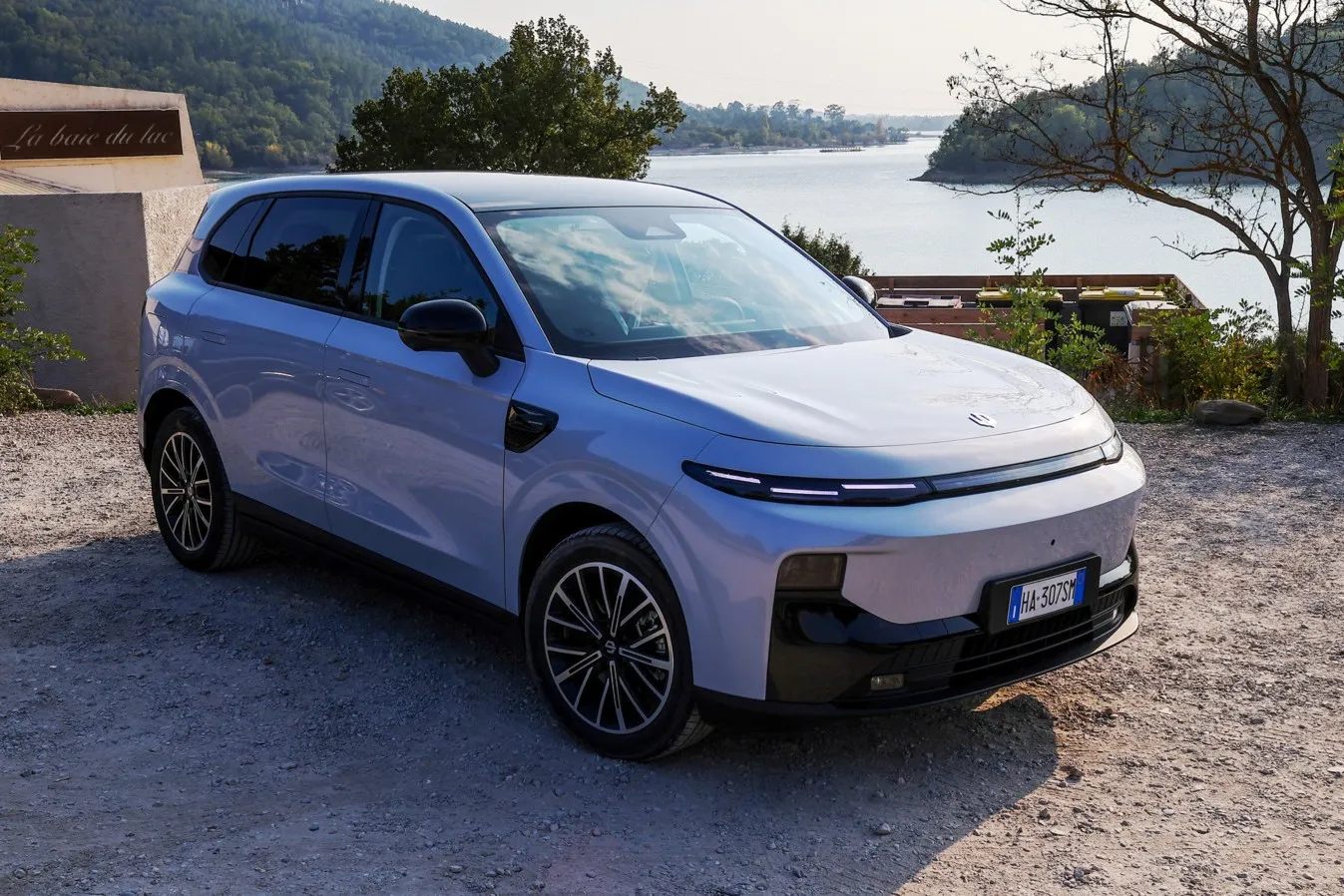 Das Design präsentiert sich klar und dynamisch, geprägt von eleganten Flächen, kompakten Proportionen und selbstbewusstem Auftritt. Auch Technik und Fahrverhalten des chinesischen E-SUV wissen zu Gefallen.