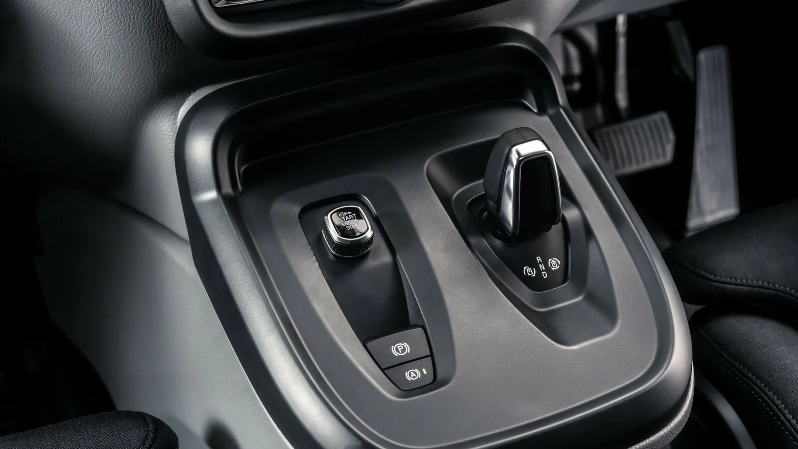 Auch der Startknopf ist von vielen Volvo-Modellen bekannt. Deutlich einfacher als bei den Schweden sind jedoch die Materialien gehalten – perfekt für den Arbeitseinsatz eines Transporters.