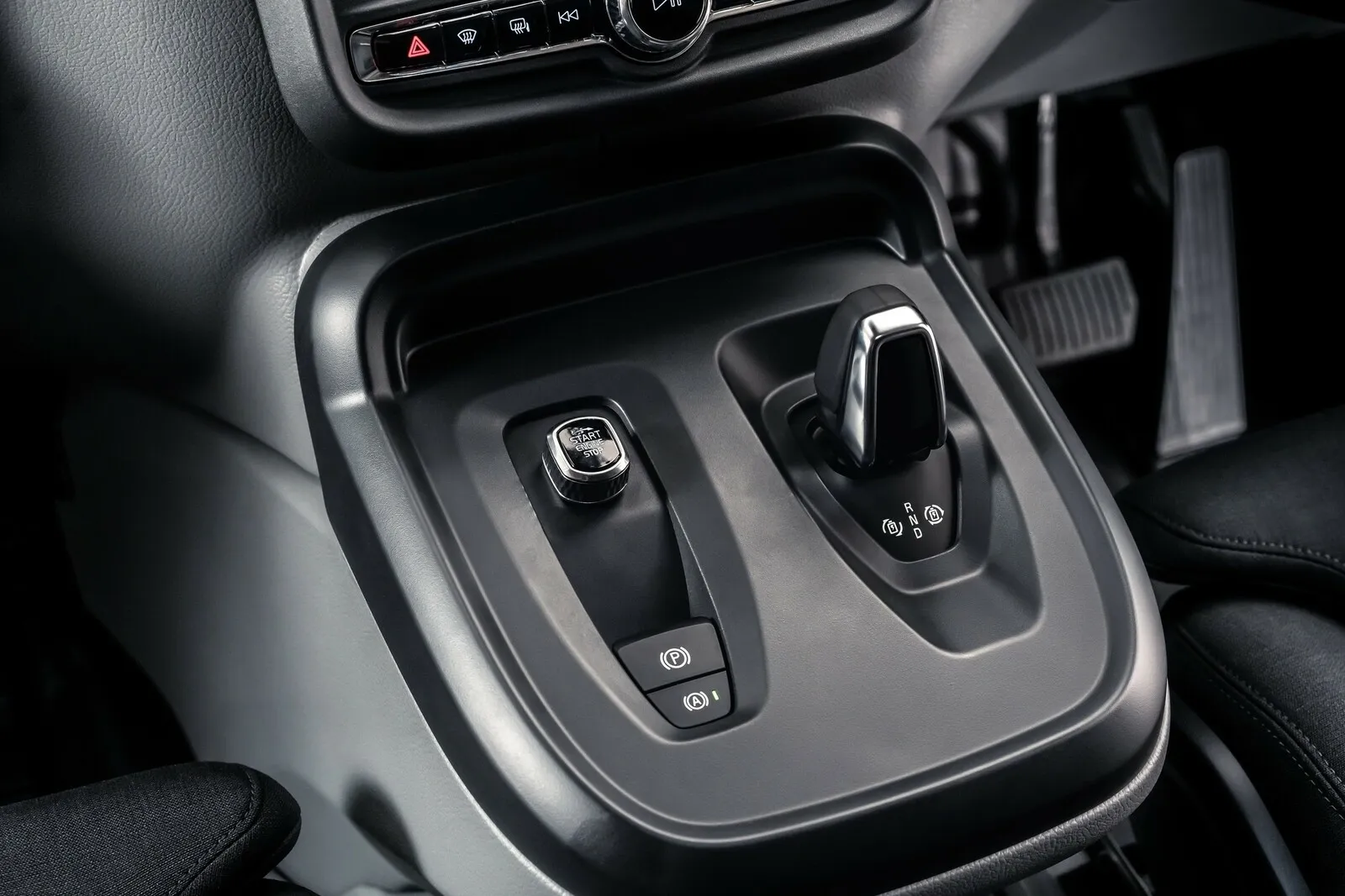 Auch der Startknopf ist von vielen Volvo-Modellen bekannt. Deutlich einfacher als bei den Schweden sind jedoch die Materialien gehalten – perfekt für den Arbeitseinsatz eines Transporters.