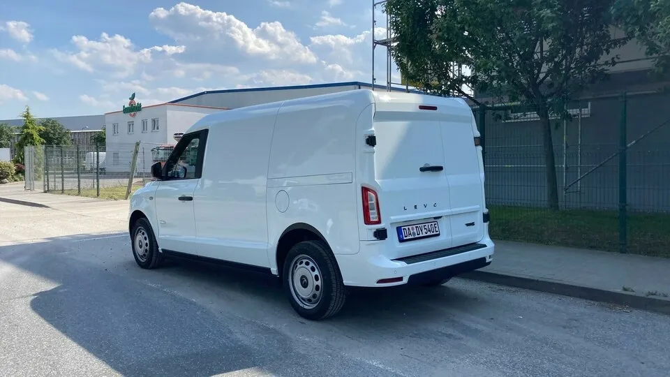 Am Heck sieht der neue LEVC VN5 aus wie ein ganz normaler Transporter …