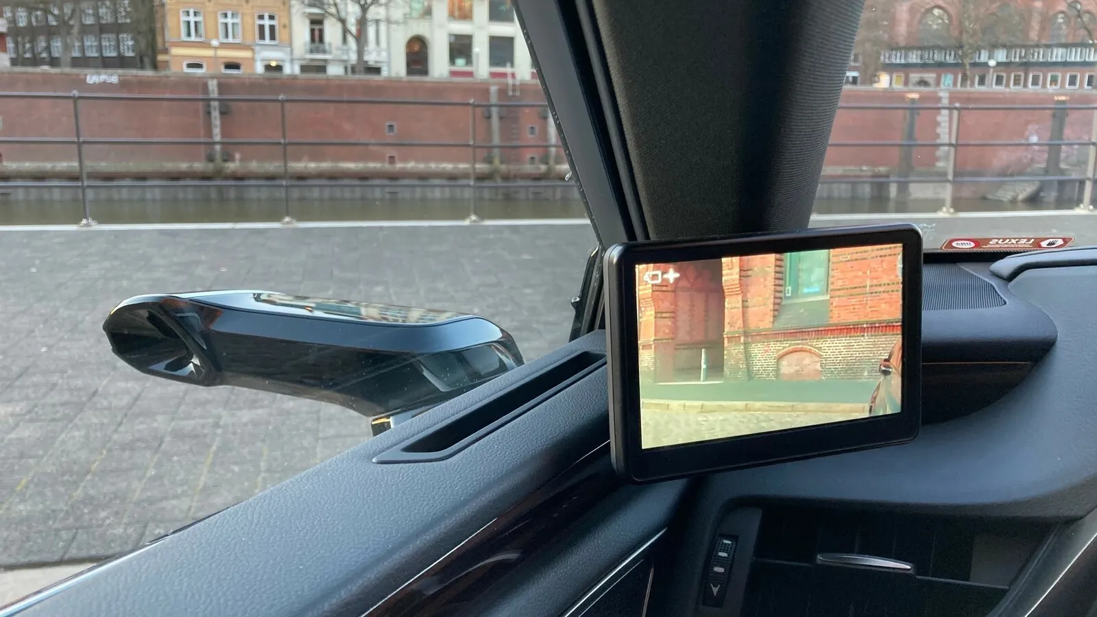 Unser Test-ES 300h war mit Kamera-Außenspiegeln ausgerüstet. Tagsüber liefern sie annehmbare Bilder …