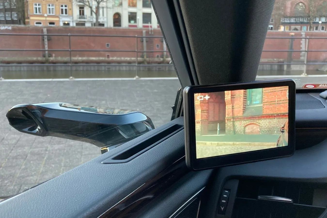 Unser Test-ES 300h war mit Kamera-Außenspiegeln ausgerüstet. Tagsüber liefern sie annehmbare Bilder …