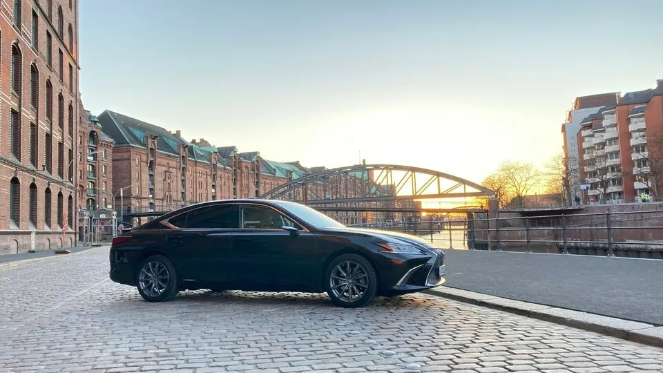 Der Lexus ES 300h fährt mit schlanken und im Profil sehr eleganten Linien vor.