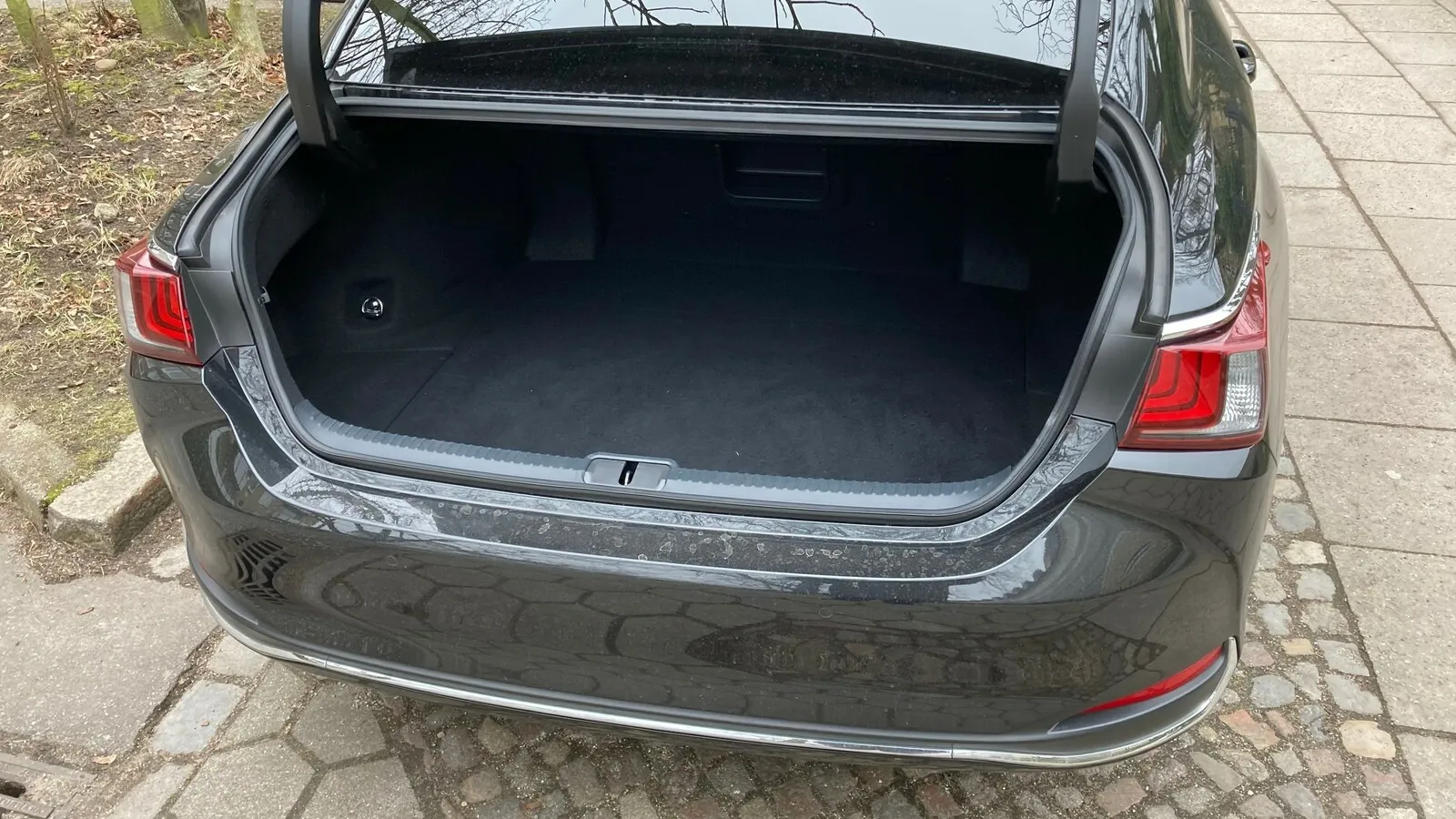 Kleiner Zugang zum Gepäckraum, auch 454 Liter sind für diese Klasse nicht allzu üppig.