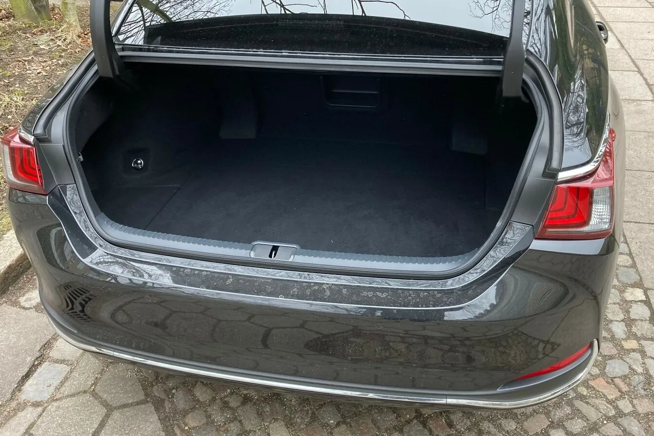 Kleiner Zugang zum Gepäckraum, auch 454 Liter sind für diese Klasse nicht allzu üppig.