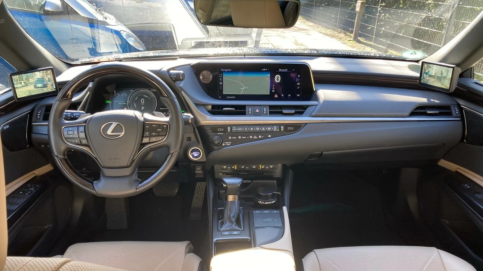 Cockpit mit teils hochwertigen, teils weniger hochwertigen Materialien. Entgegen dem Trend viele Knöpfe, aber grundsätzlich doch problemlose Handhabung. Ausnahme: Die Bedienung des Infotainmentsystem hat uns nicht gefallen.