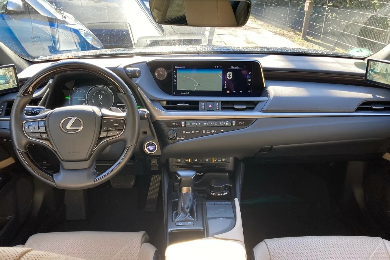 Cockpit mit teils hochwertigen, teils weniger hochwertigen Materialien. Entgegen dem Trend viele Knöpfe, aber grundsätzlich doch problemlose Handhabung. Ausnahme: Die Bedienung des Infotainmentsystem hat uns nicht gefallen.