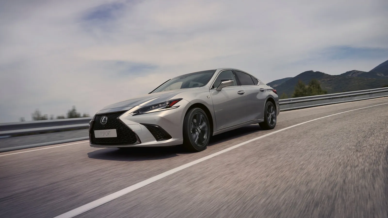 Lexus ES 300h: Für den einzigen Vollhybrid im Vergleich entstehen Wartungskosten in Höhe von 2.165 Euro, davon entfallen 1.274 Euro auf Teile und Flüssigkeiten.