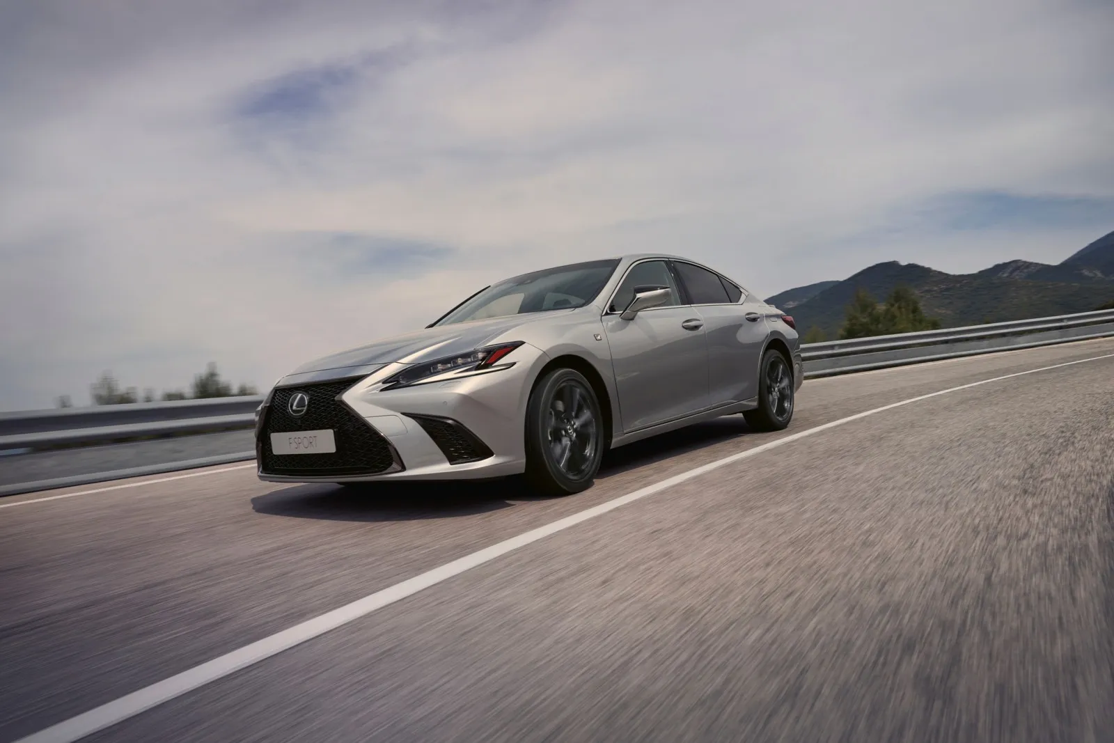 Lexus ES 300h: Für den einzigen Vollhybrid im Vergleich entstehen Wartungskosten in Höhe von 2.165 Euro, davon entfallen 1.274 Euro auf Teile und Flüssigkeiten.