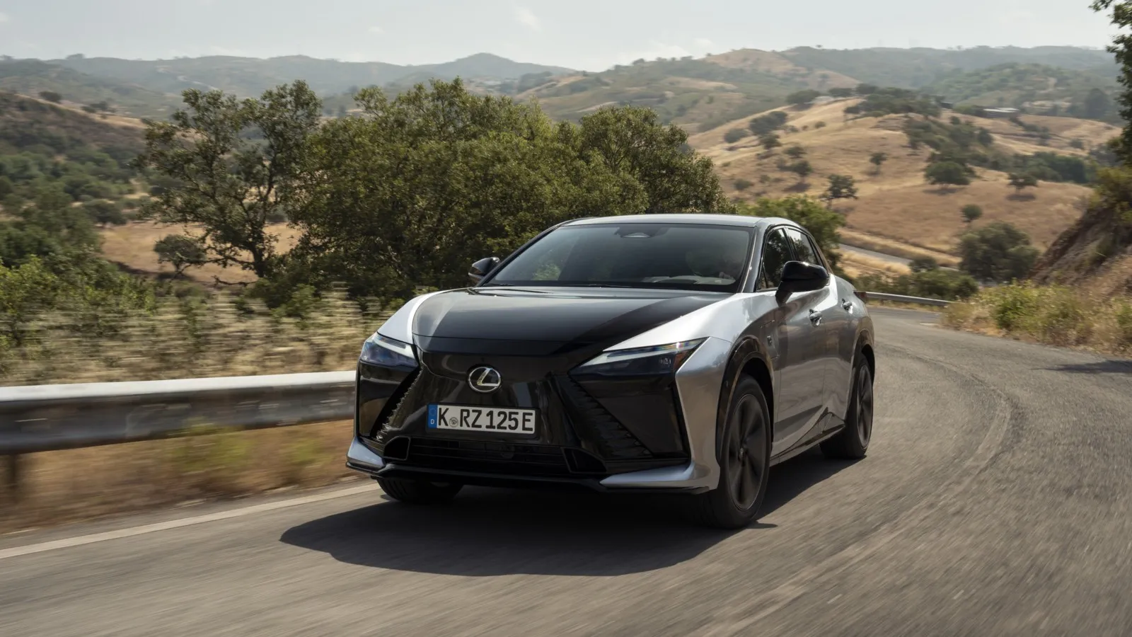 Innovatives Premium-SUV: Lexus setzt mit dem fortschrittlichen Steer-by-Wire-System im neuen RZ-Topmodell 550e F Sport Maßstäbe für die Fahrzeugdynamik der E-Mobilität Fotos: Lexus.
