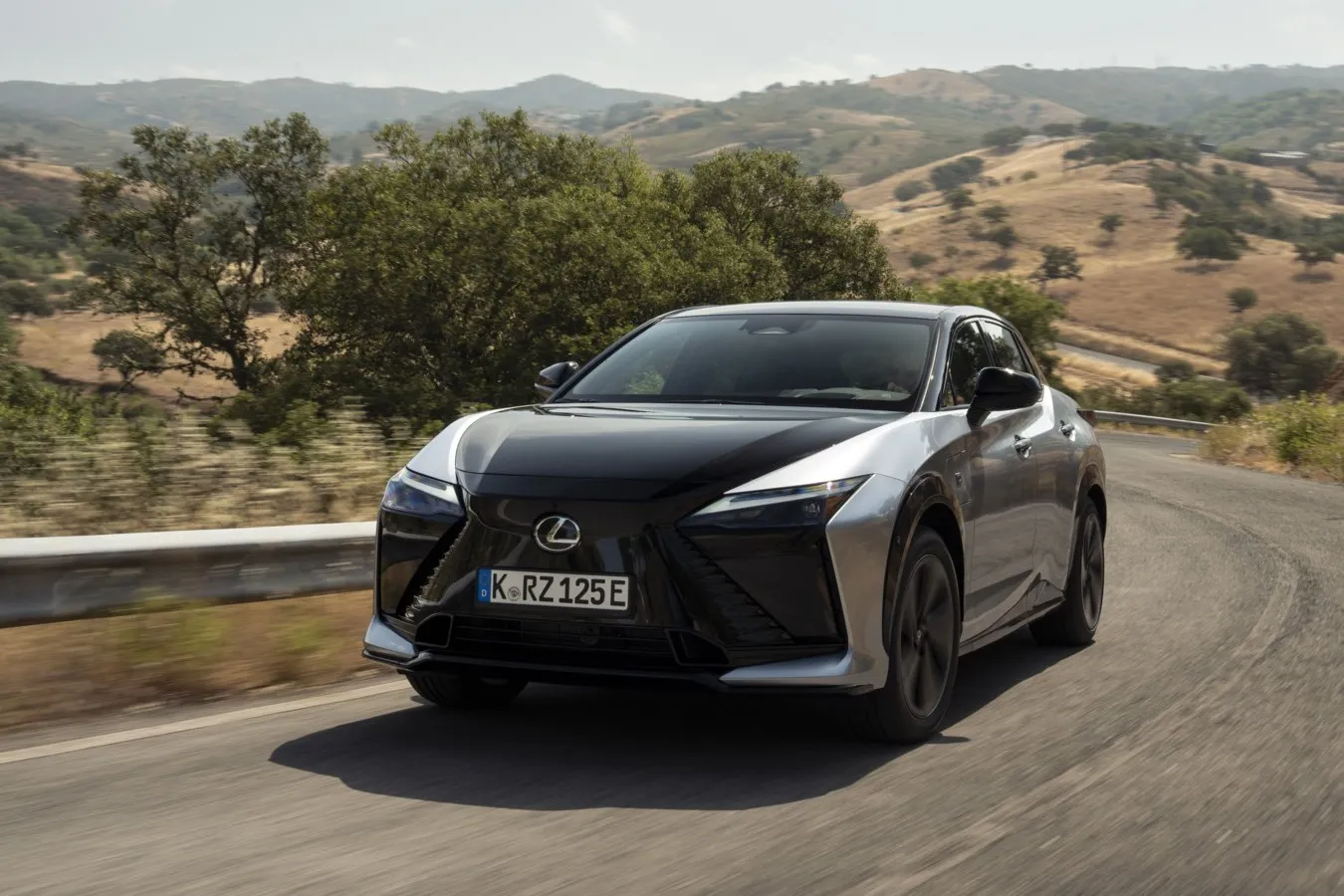 Innovatives Premium-SUV: Lexus setzt mit dem fortschrittlichen Steer-by-Wire-System im neuen RZ-Topmodell 550e F Sport Maßstäbe für die Fahrzeugdynamik der E-Mobilität Fotos: Lexus.