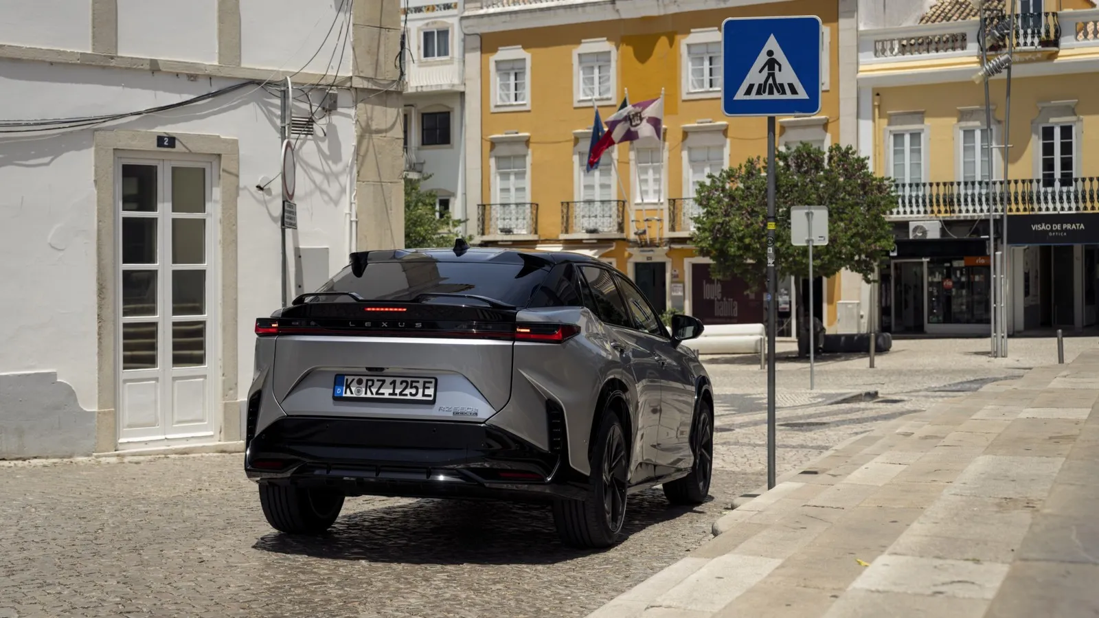 Mehr Sicht, mehr Platz, mehr Kontrolle, mehr Leistung, mehr Effizienz. Mit an Bord ist u. a. eine Batterie mit höherer Kapazität (77 kWh), die die Reichweite verbessert und die Ladezeiten verkürzt. Außerdem: 22-kW-AC-Onbaord-Charger, intelligente EV-Routenplanung und Batterievorkonditionierung.