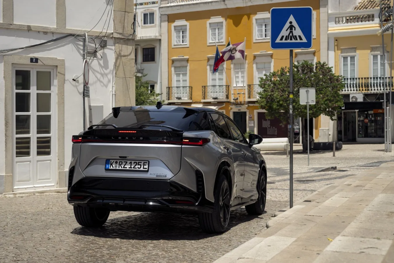Mehr Sicht, mehr Platz, mehr Kontrolle, mehr Leistung, mehr Effizienz. Mit an Bord ist u. a. eine Batterie mit höherer Kapazität (77 kWh), die die Reichweite verbessert und die Ladezeiten verkürzt. Außerdem: 22-kW-AC-Onbaord-Charger, intelligente EV-Routenplanung und Batterievorkonditionierung.