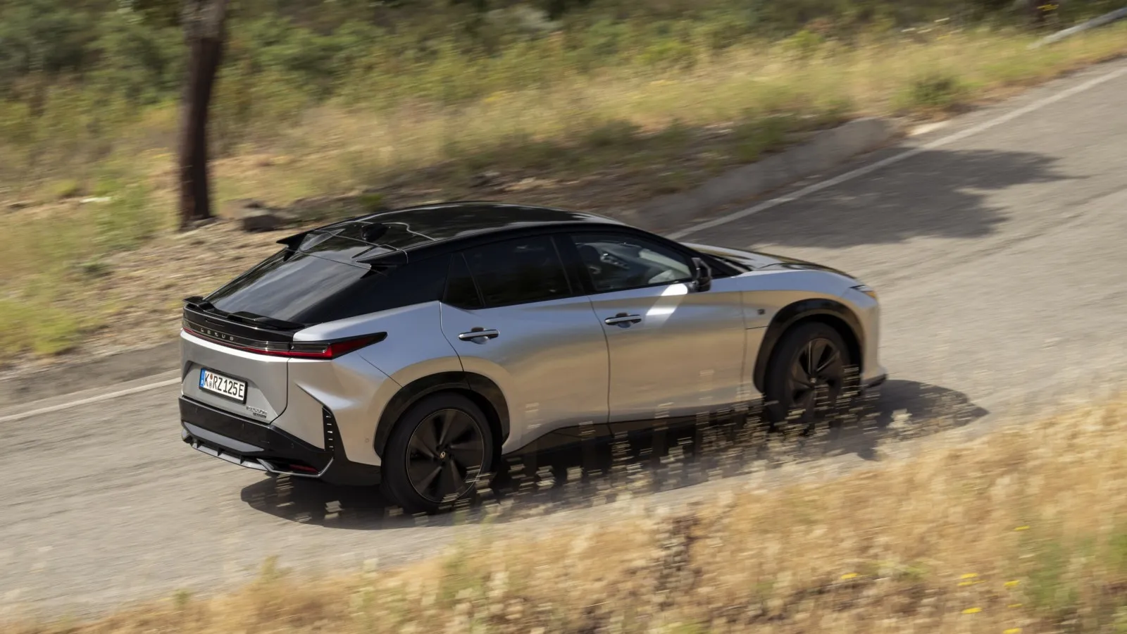 Der überarbeitete RZ macht auch äußerlich etwas her, ist nicht umsonst Technik- und Imageträger von Marke und Konzern. Bei der Topversion F Sport ist das Steering-by-Wire-System serienmäßig.