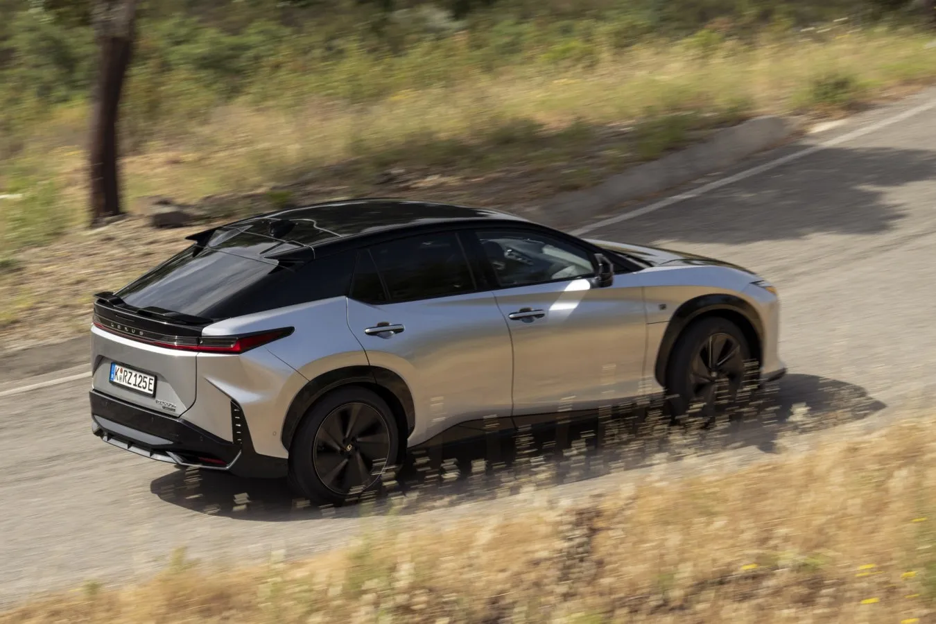 Der überarbeitete RZ macht auch äußerlich etwas her, ist nicht umsonst Technik- und Imageträger von Marke und Konzern. Bei der Topversion F Sport ist das Steering-by-Wire-System serienmäßig.