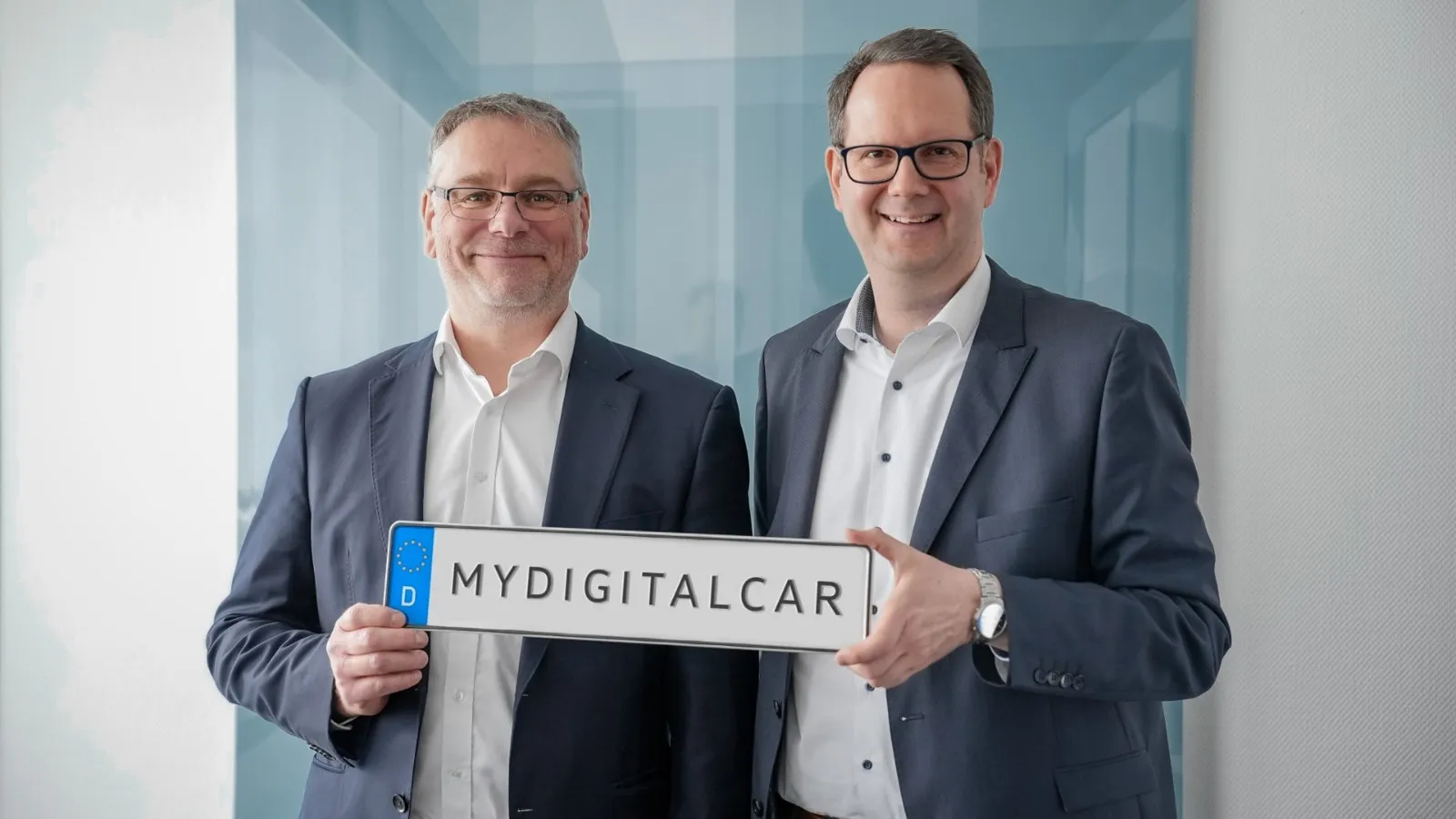 Markus Linde (l.) von My Digital Car, hier gemeinsam mit seinem Geschäftsführer-Kollegen Klaas Köneke: „Es […] ist ein absoluter Segen und eine enorme Erleichterung, dass Unternehmen endlich digital zulassen können.“