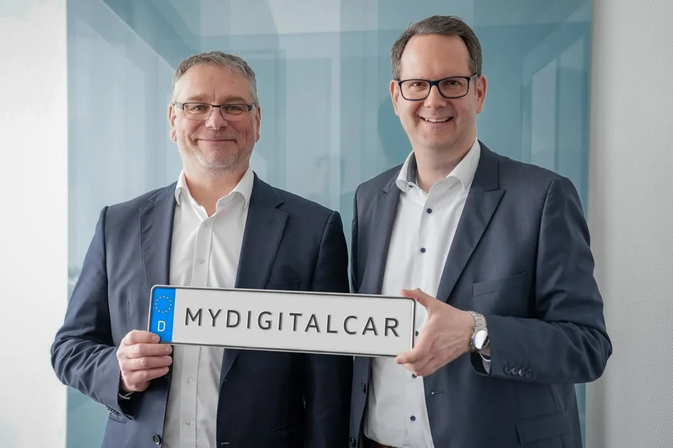 Markus Linde (l.) von My Digital Car, hier gemeinsam mit seinem Geschäftsführer-Kollegen Klaas Köneke: „Es […] ist ein absoluter Segen und eine enorme Erleichterung, dass Unternehmen endlich digital zulassen können.“