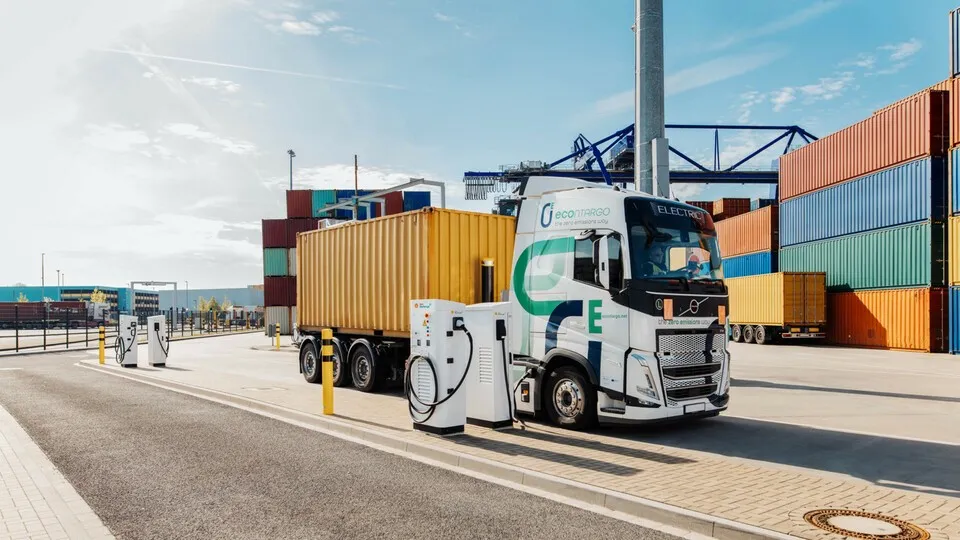 Mit dem Konzept „econtargo“ bietet Contargo eine nahezu emissionsfreie Transportlösung. Nach Unternehmensangaben lassen sich dadurch CO2-Emissionen um bis zu 94 Prozent im Vergleich zu konventionellen Dieseltransporten reduzieren.
