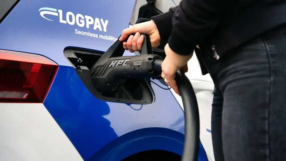 Plug & Charge soll das Stromzapfen spürbar vereinfachen