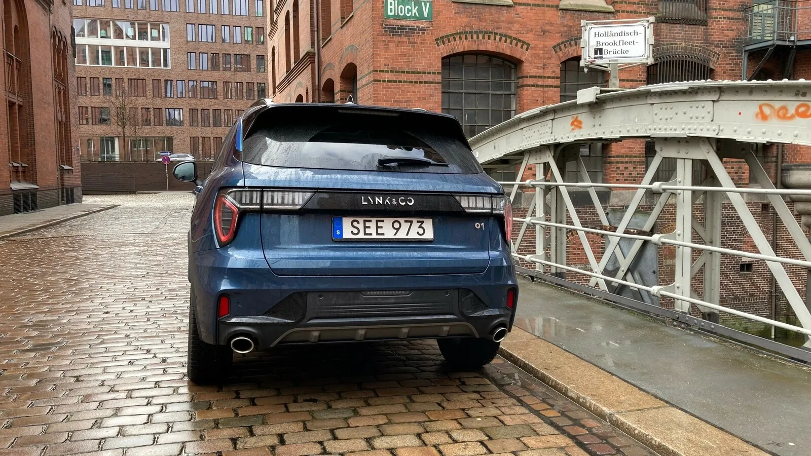 Am Heck des Lynk & Co 01 fallen die rechtwinklig angeordneten Rückleuchten auf.
