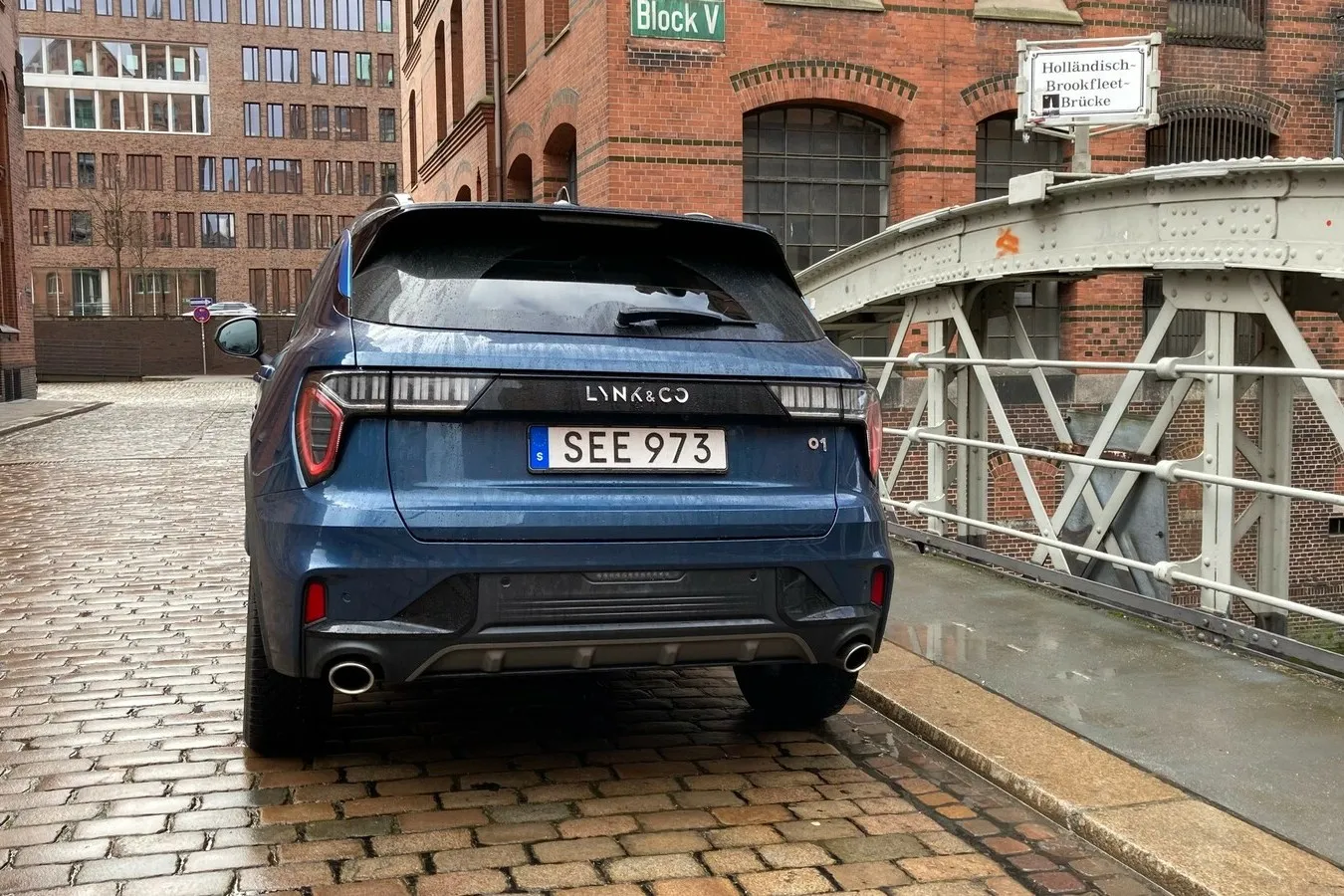 Am Heck des Lynk & Co 01 fallen die rechtwinklig angeordneten Rückleuchten auf.