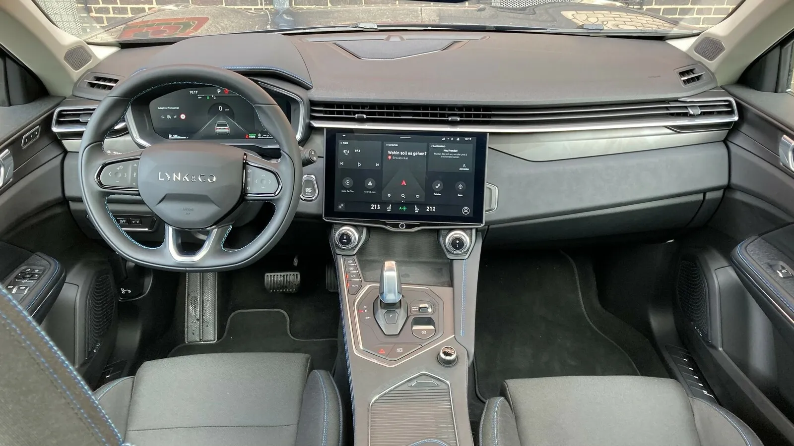 Sachliches Cockpit mit 12,7-Zoll-Touchscreen, gute Material- und Verarbeitungsqualität.