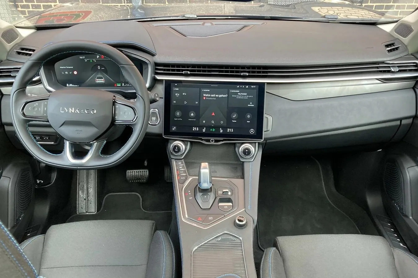Sachliches Cockpit mit 12,7-Zoll-Touchscreen, gute Material- und Verarbeitungsqualität.