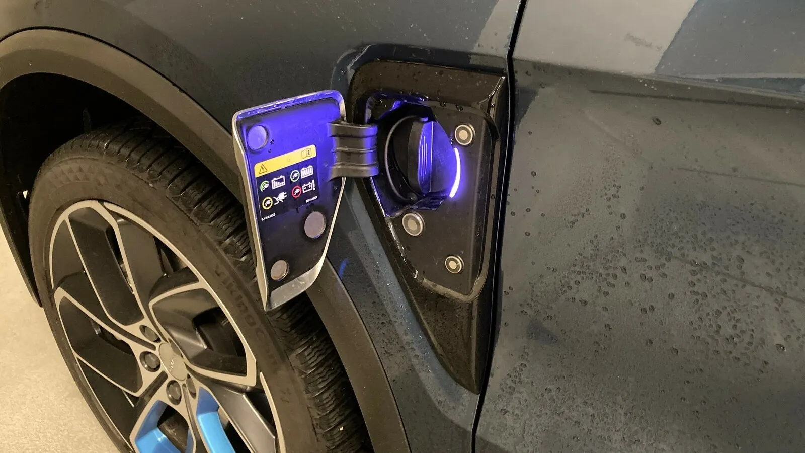Geladen wird der Plug-in-Hybrid mit maximal 3,3 kW, fünf Stunden dauert die Akku-Füllung,