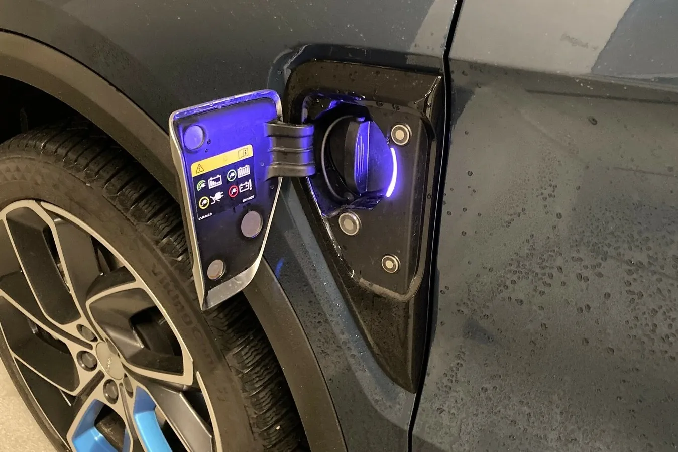 Geladen wird der Plug-in-Hybrid mit maximal 3,3 kW, fünf Stunden dauert die Akku-Füllung,
